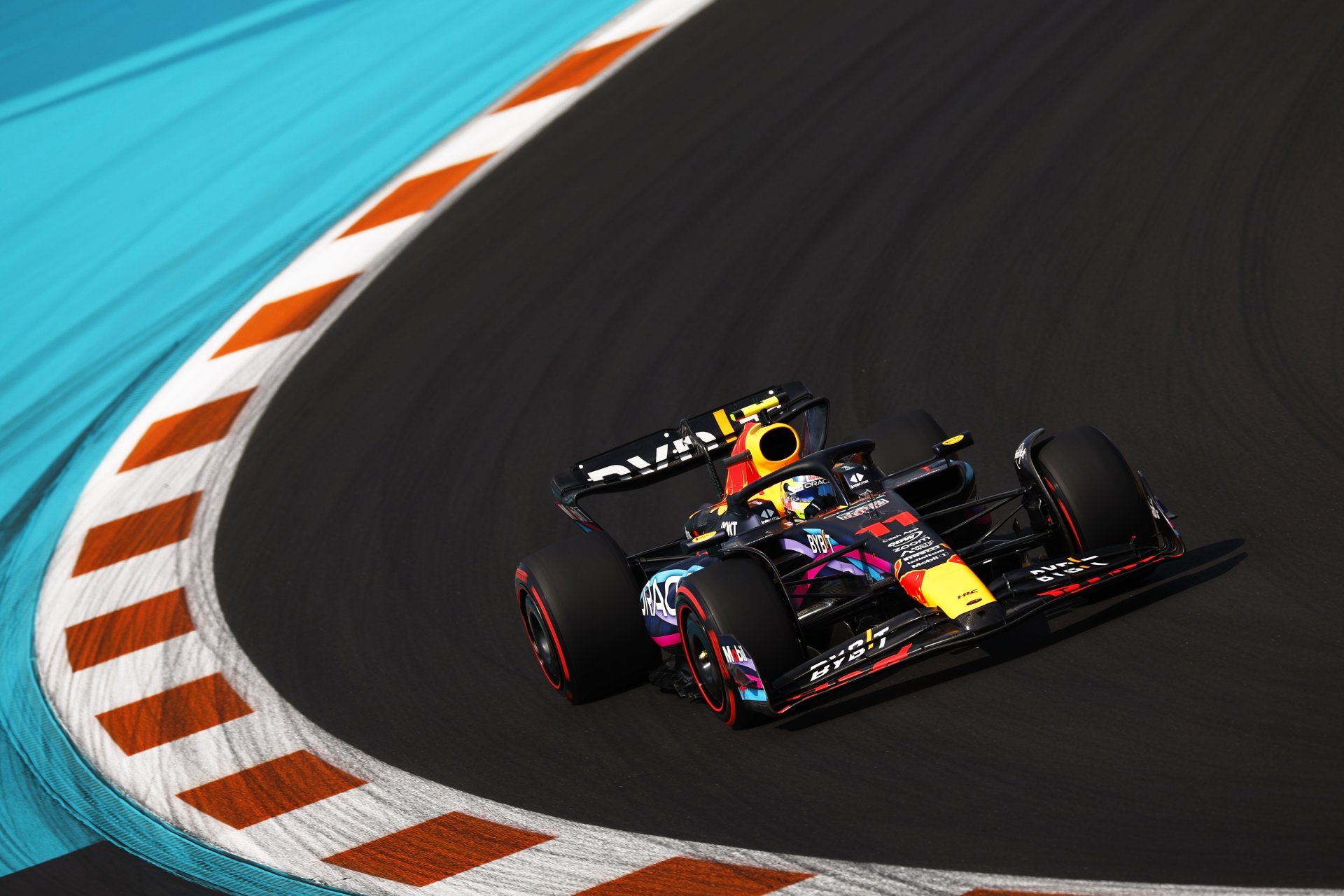 Pérez garante pole em Miami com ajuda de acidente de Leclerc. Verstappen é 9º
