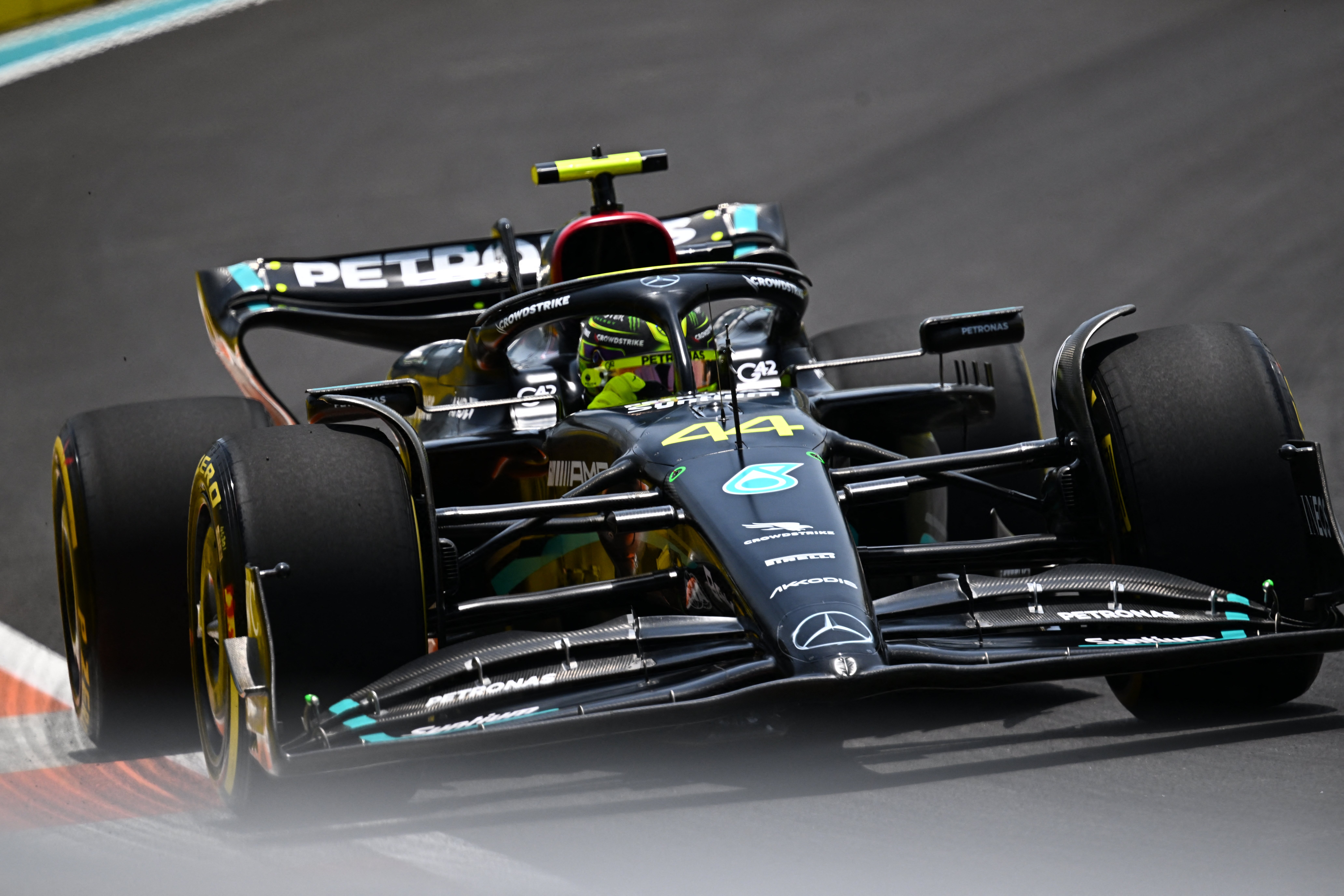 Hamilton admite “banho de água fria” após 1-2 no TL1 em Miami: “Ritmo real é o do TL2”