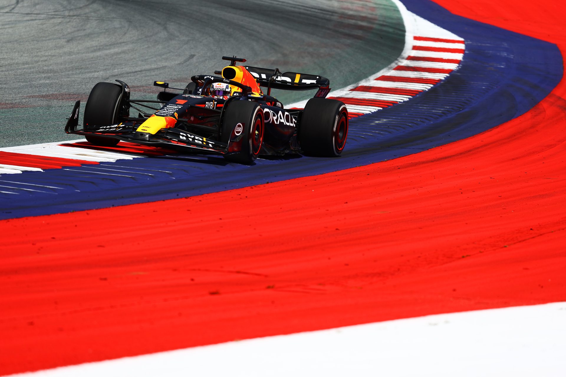 Verstappen voa de pneus médios e supera Ferrari no treino livre do GP da Áustria