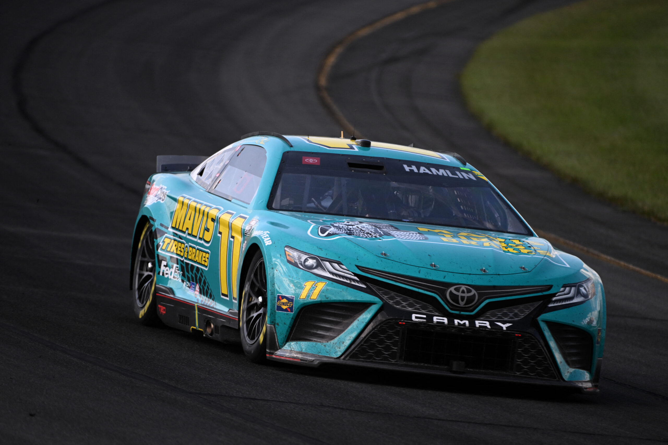 Hamlin minimiza vaias dos fãs após polêmica com Larson: “Não me dão troféus”