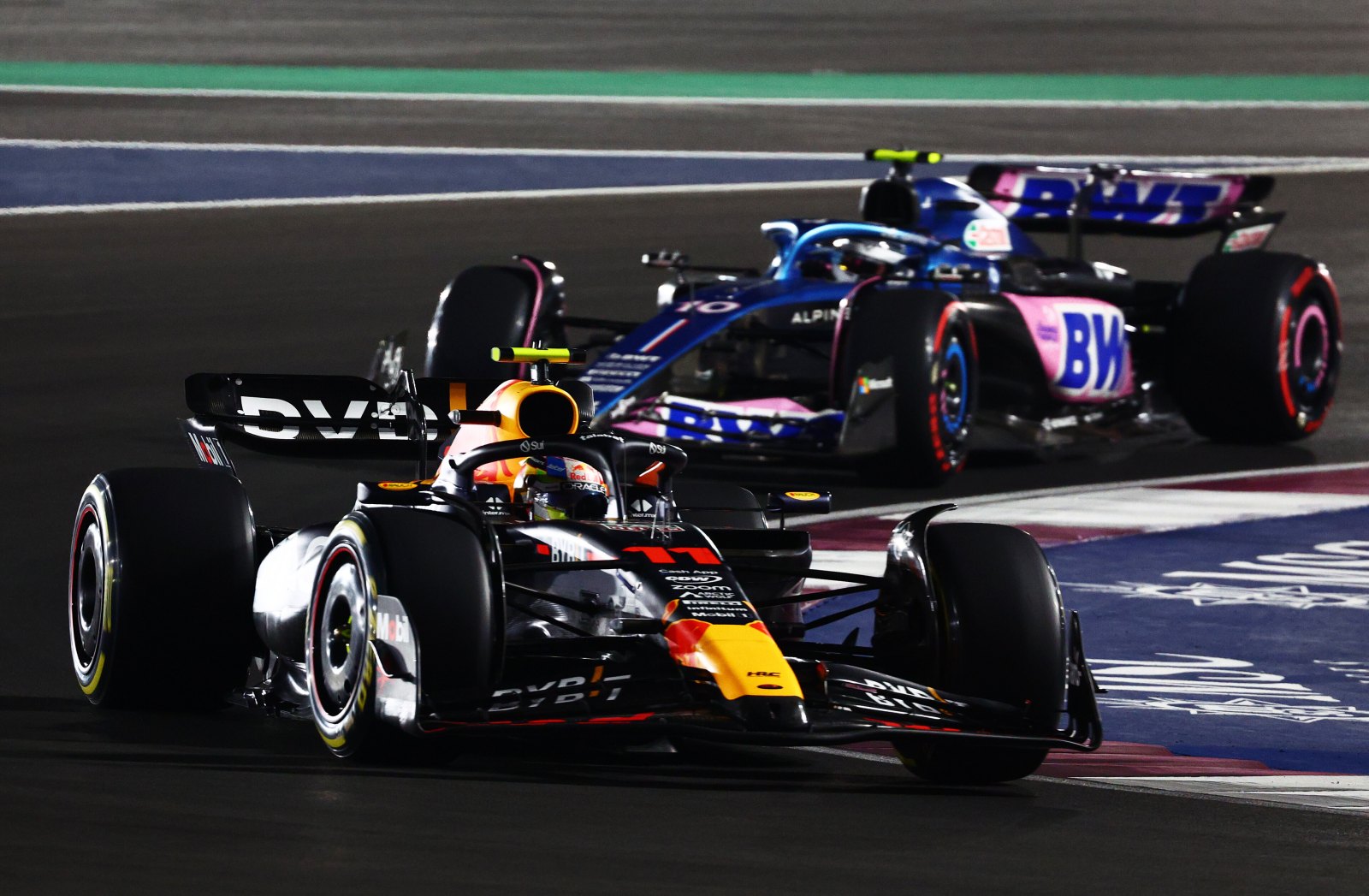 Pérez troca motor após acidente na corrida sprint e larga do pit-lane no GP do Catar