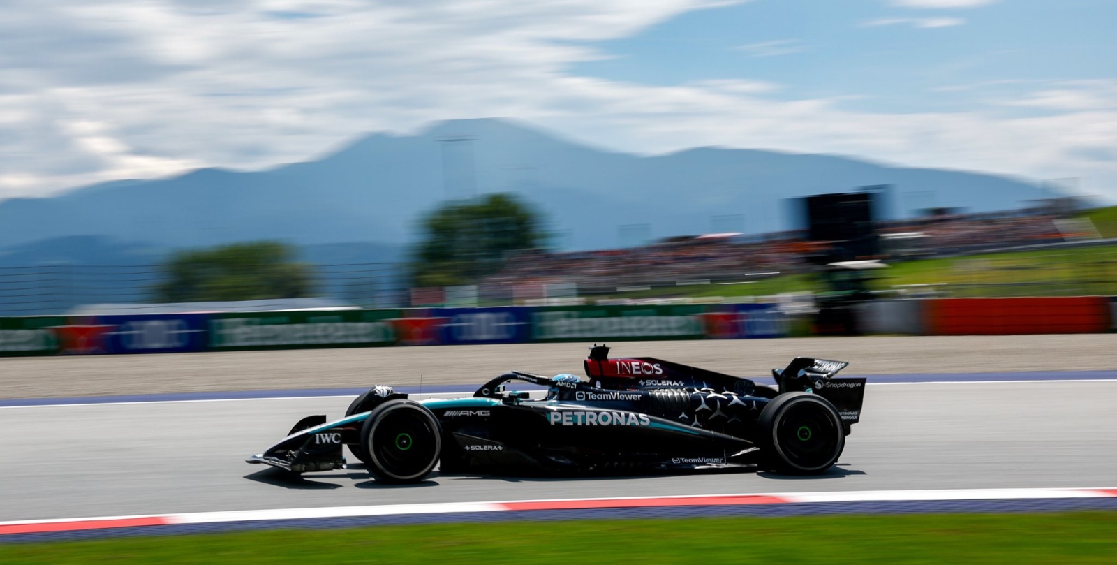 Mercedes fala em classificação difícil, mas espera “estar perto de Verstappen” na sprint