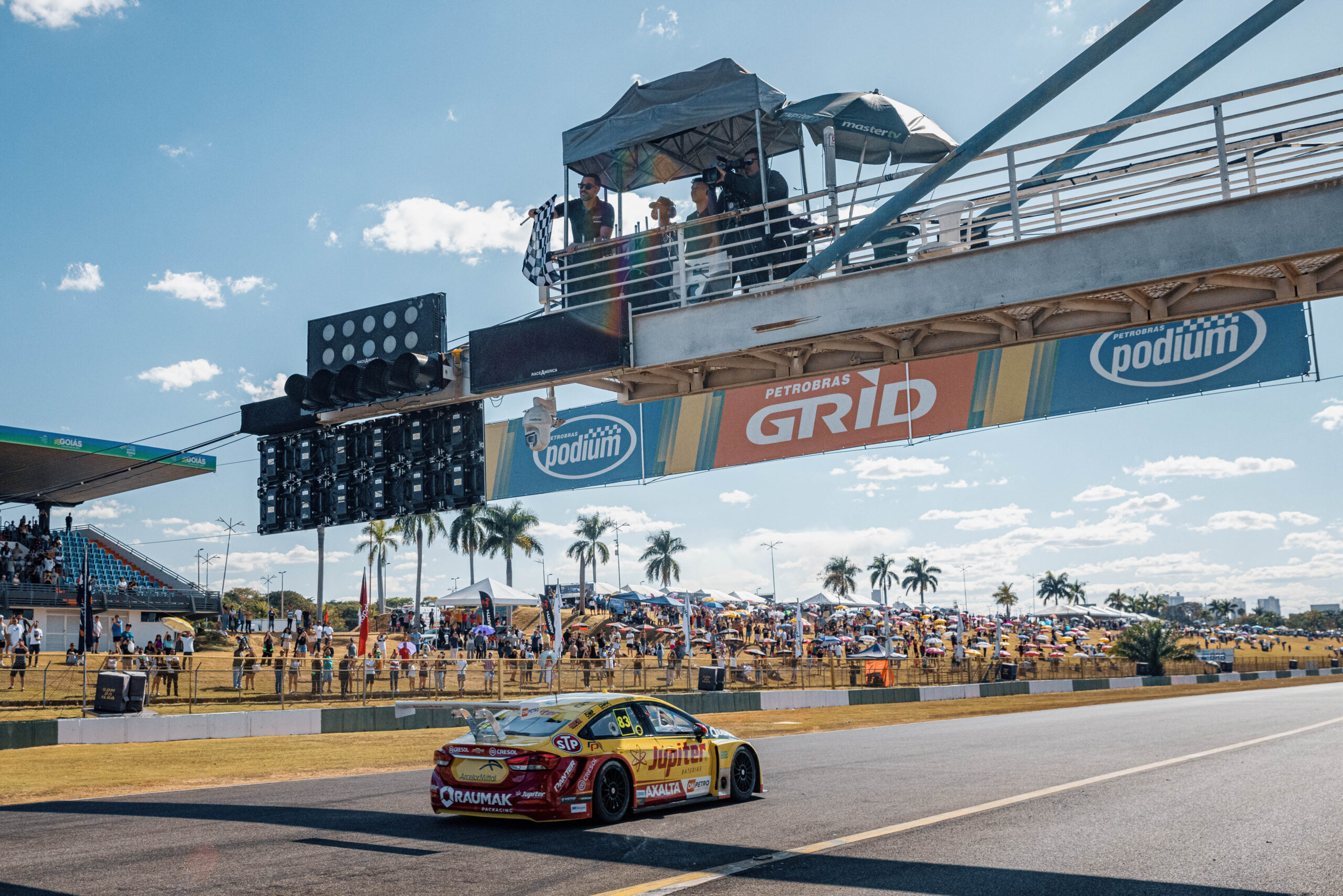 Casagrande supera Massa e vence corrida principal da Stock Car em Goiânia