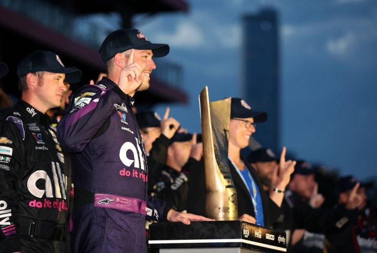 Bowman quebra jejum e vence nas ruas de Chicago. Confira briga pelos playoffs da Nascar