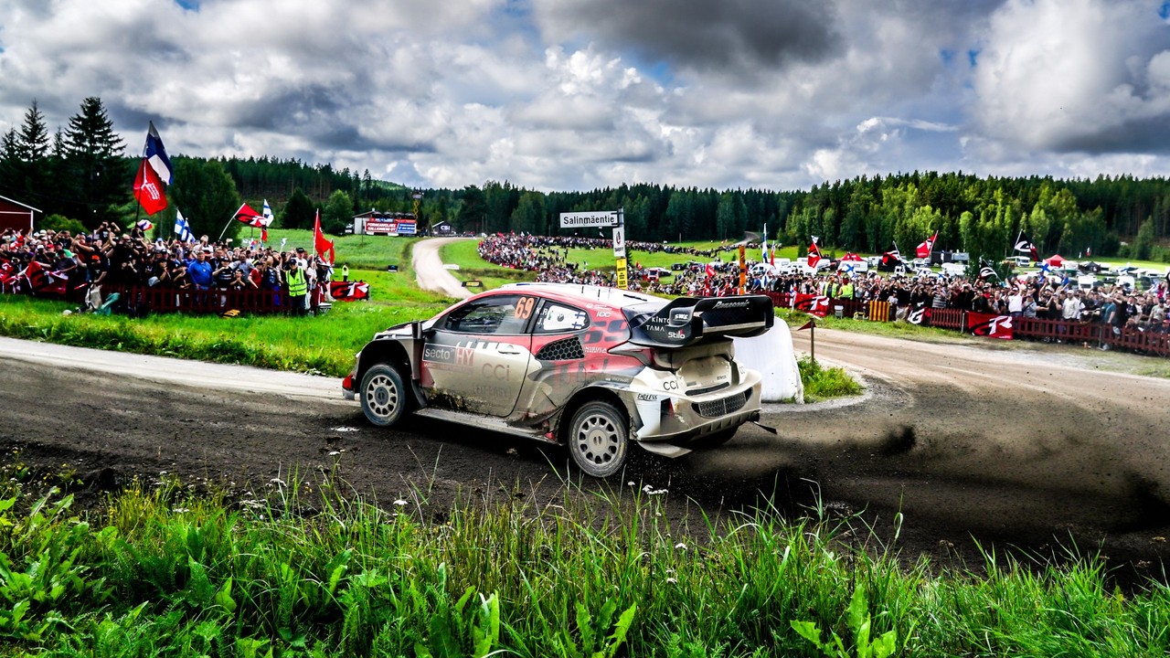 Rovanperä passeia e abre vantagem sobre Ogier no dia 2 do Rali da Finlândia do WRC