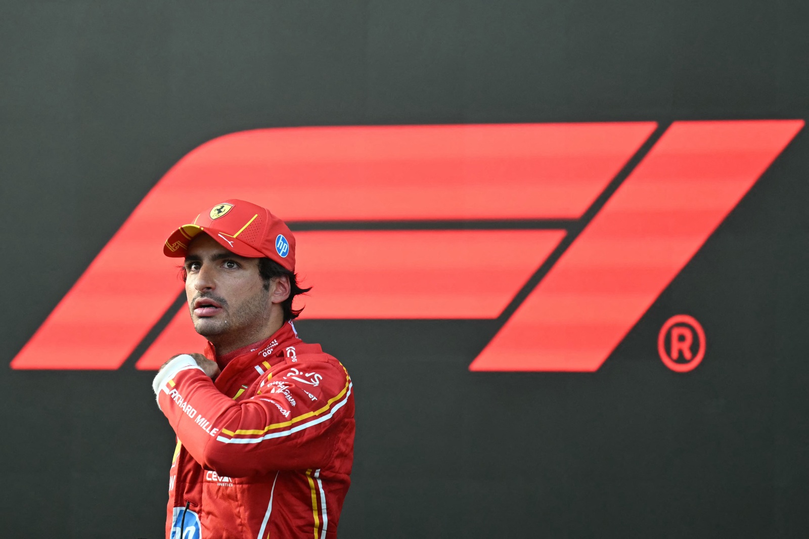 Sainz se cala após Binotto comentar sobre Hamilton na Ferrari: “Não me envolvo nisso”