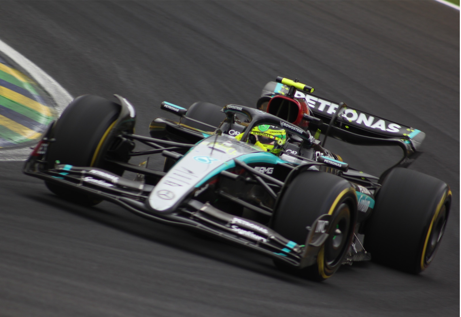Hamilton reconhece classificação sprint “muito ruim” no Brasil e critica recapeamento
