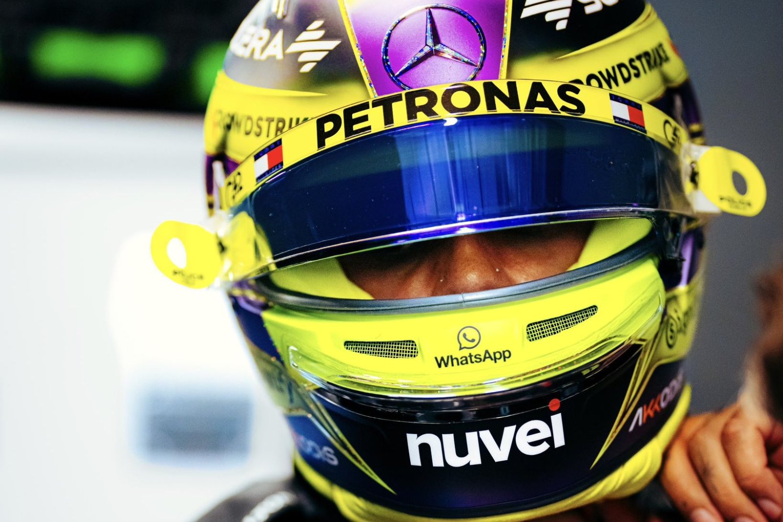 Hamilton aguça expectativa por estreia na Ferrari com foto criança de capacete vermelho