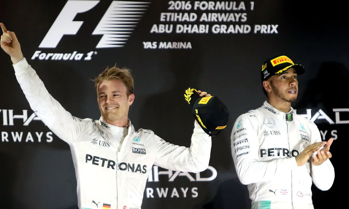 Choques, quebras e quase divórcio: como Hamilton amargou derrota para Rosberg
