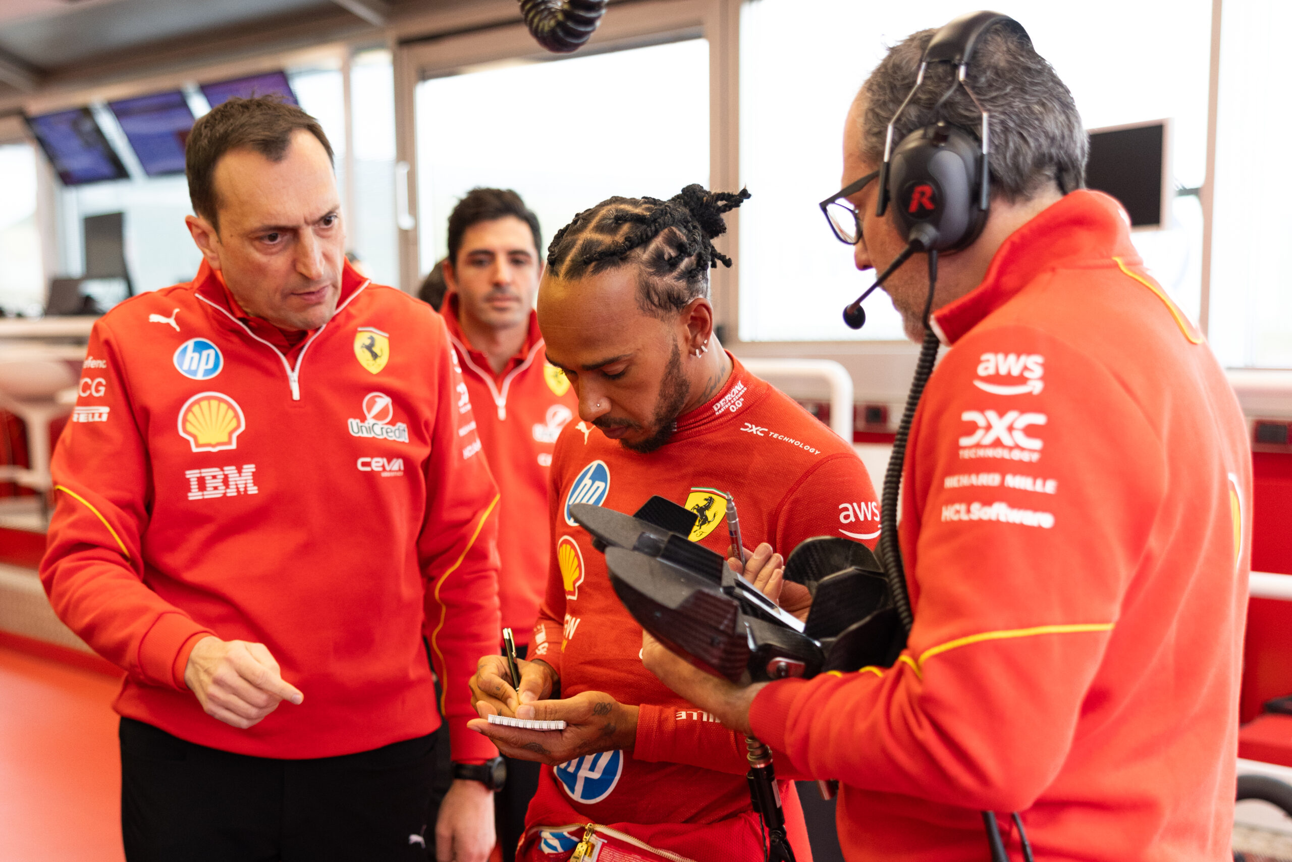 Hamilton diz que permanência na Mercedes era risco maior que Ferrari: “Zona de conforto”