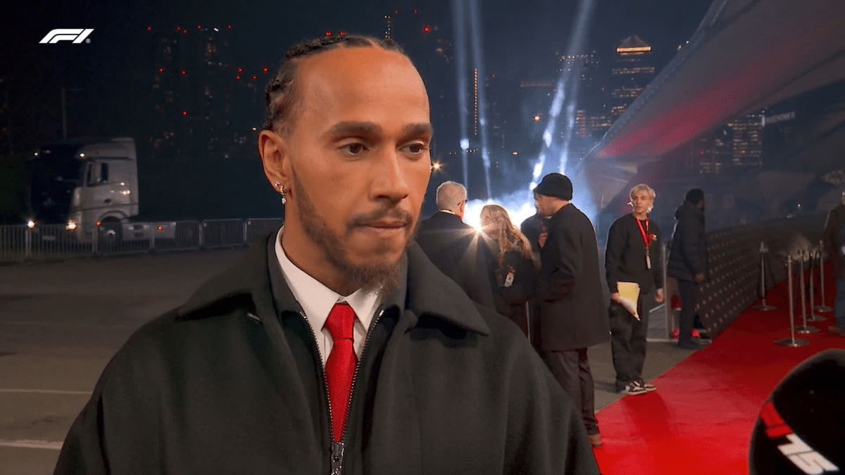 Hamilton e Leclerc chegam em Ferrari de quatro portas no tapete vermelho da F175