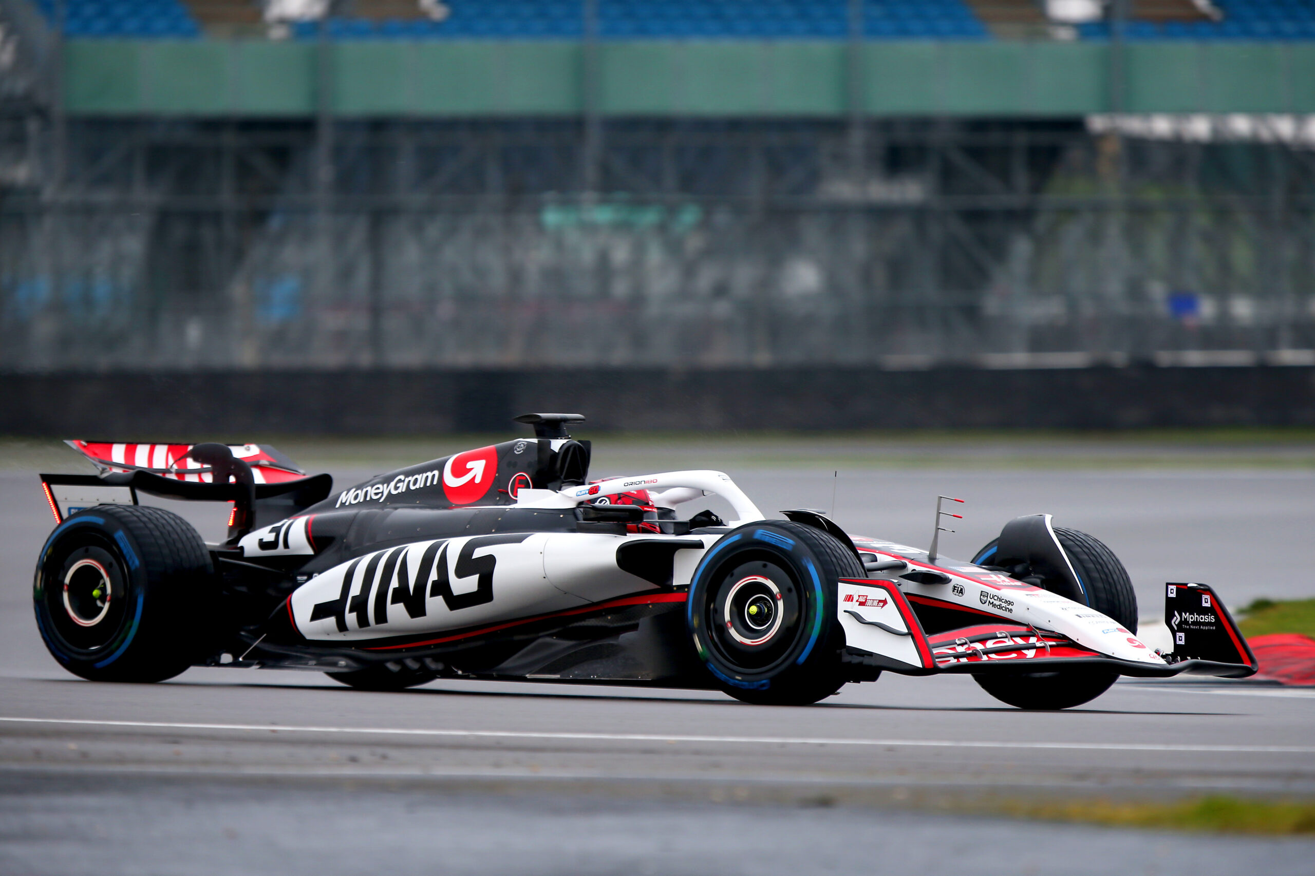 Haas opta por preto e branco tradicional e oficializa pintura do carro da F1 2025