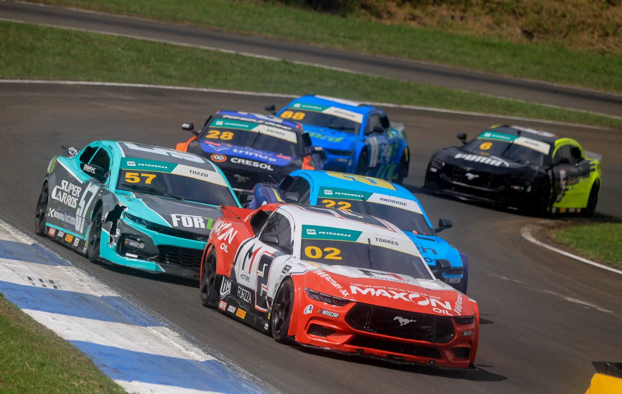 Torres segura Barrichello no fim e vence corrida 2 da Nascar Brasil em Londrina