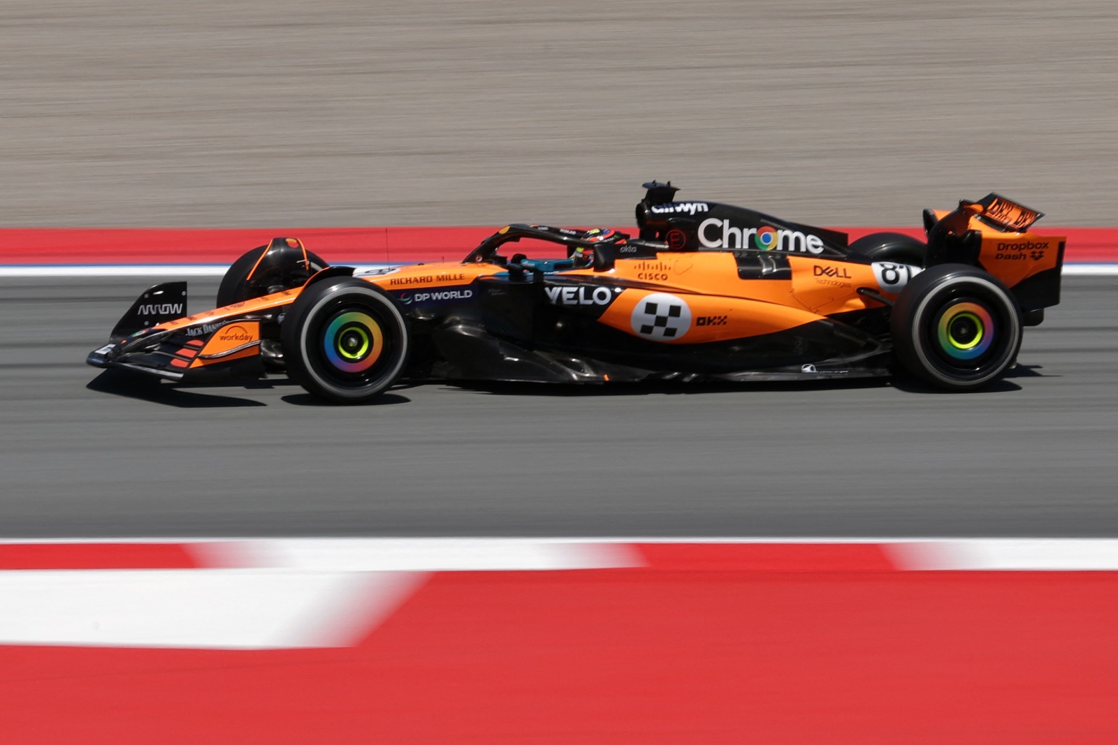 McLaren escapa de diretiva, mas Espanha reserva mais com Verstappen à espreita