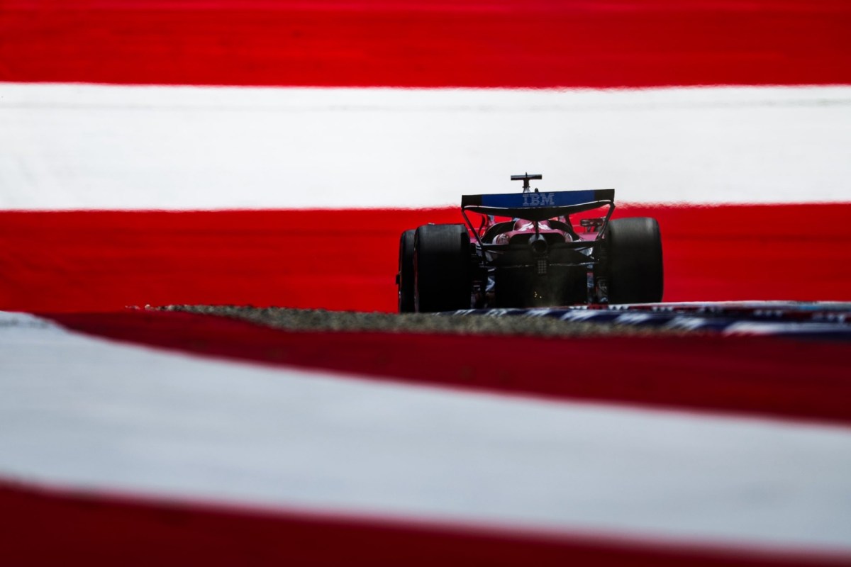 A Fórmula 1 está em Spielberg para disputar o GP da Áustria, oitava etapa da temporada 2026. A programação no Red Bull Ring começou na sexta-feira, com os dois primeiros treinos livres. O TL3 e a classificação aconteceram no sábado e a corrida será neste domingo (28). Portanto, fique ligado nos horários e onde assistir à prova (Foto: Ferrari)