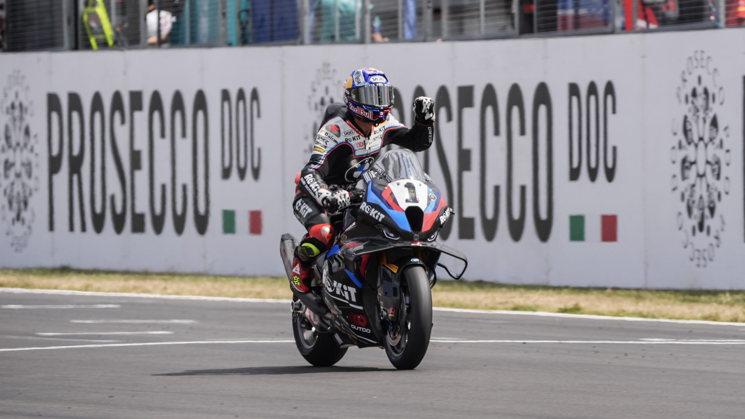Razgatlioglu mantém domínio e varre rodada do WSBK em Donington Park
