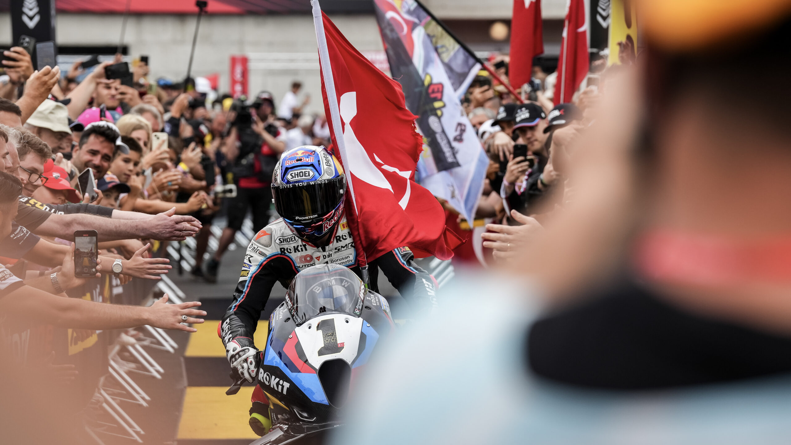 Razgatlioglu varre rodada da Hungria e abre na liderança do WSBK. Confira classificação