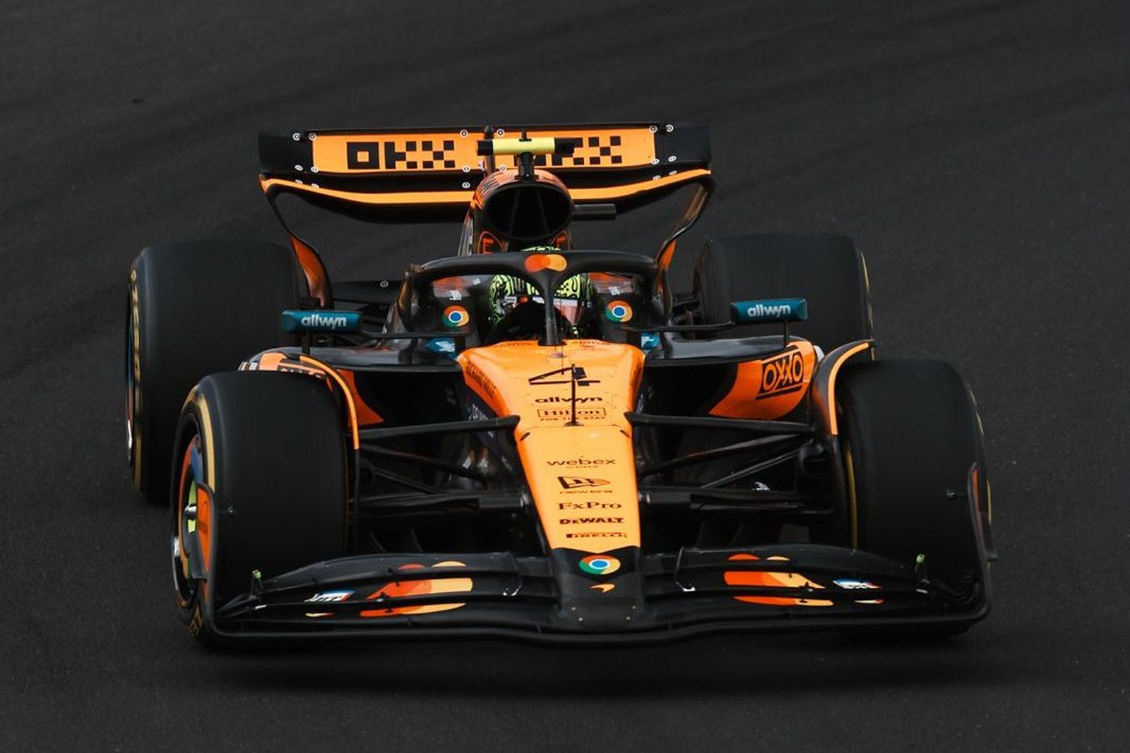 Norris crava tática perfeita, segura Piastri e vence GP da Hungria. Bortoleto é 6º