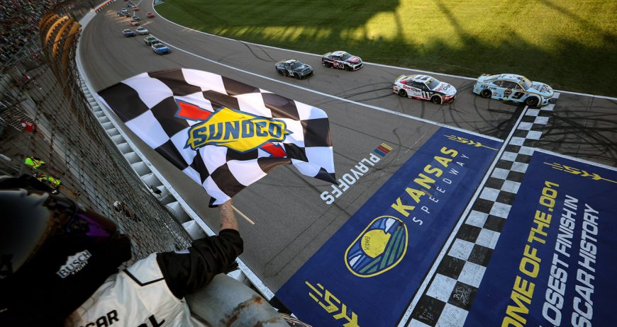 Elliott brilha na volta final, desbanca Hamlin e vence etapa do Kansas da Nascar