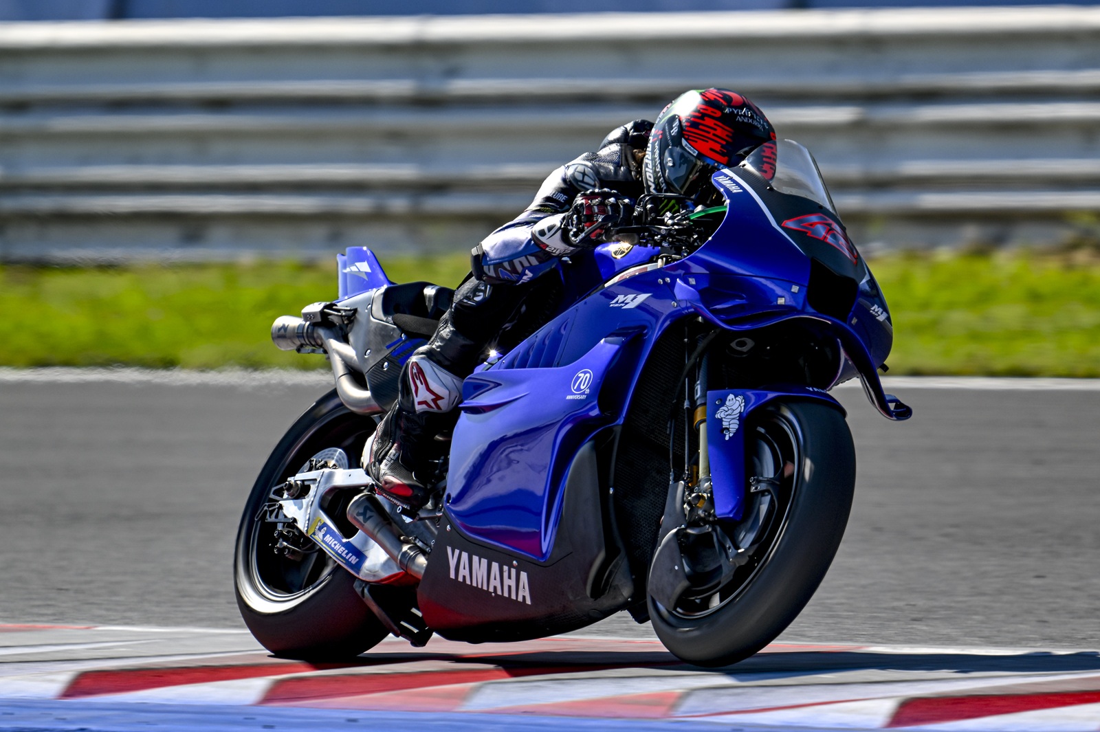 Rins pede mais potência, mas elogia moto V4 da Yamaha: “Tem muitas coisas positivas”