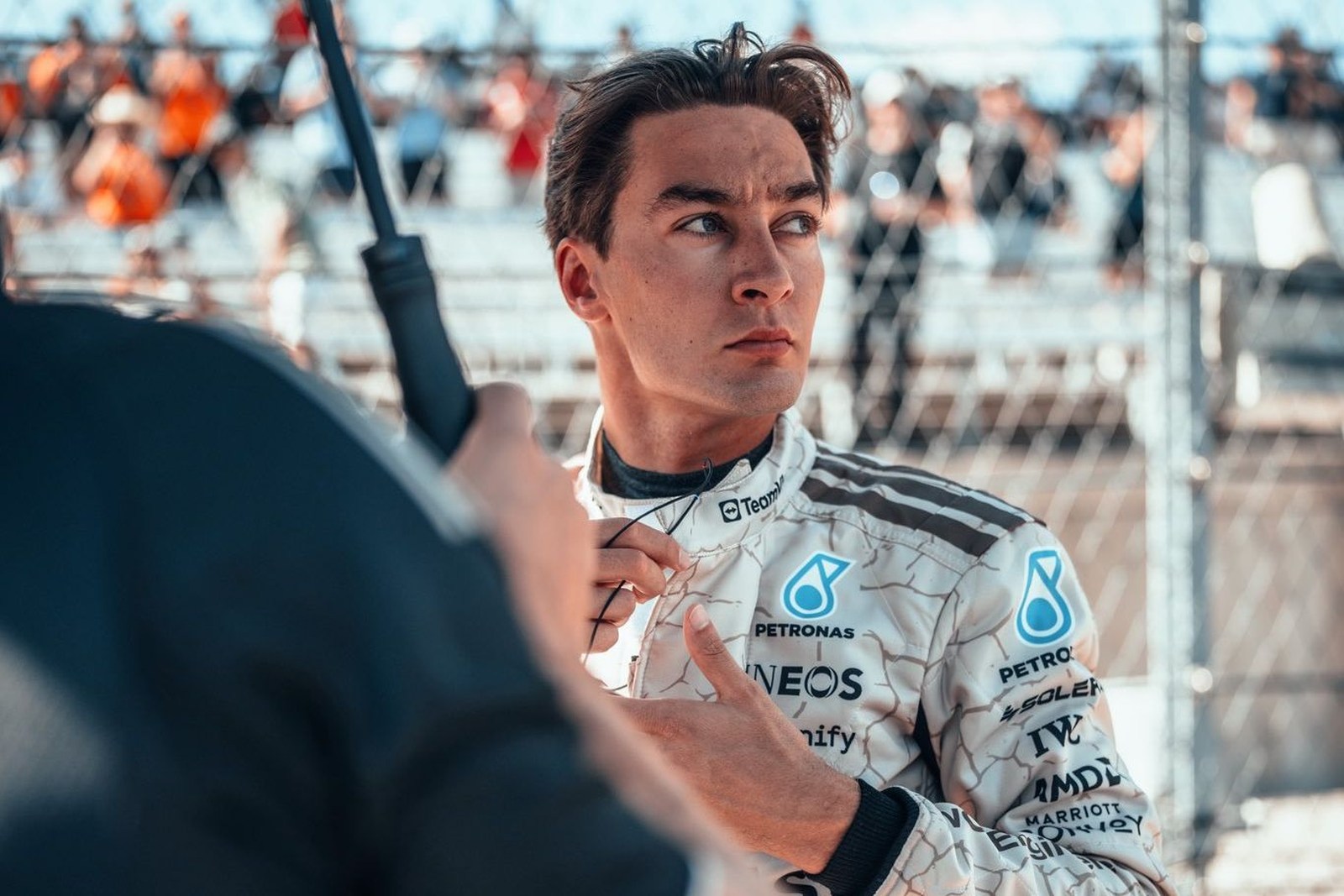 Russell admite irritação com imprensa, mas diz que “não me afeta quando estou de capacete”
