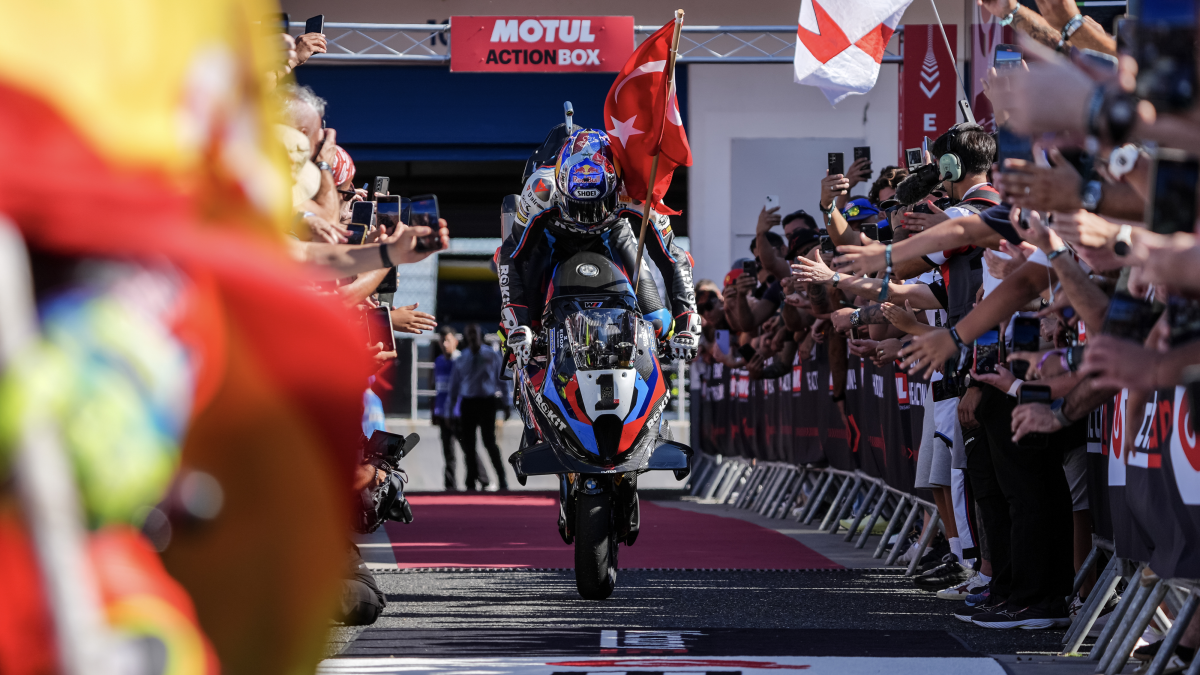 Razgatlioglu leva corrida 1 do Mundial de Superbike em Estoril e chega a 20ª vitória