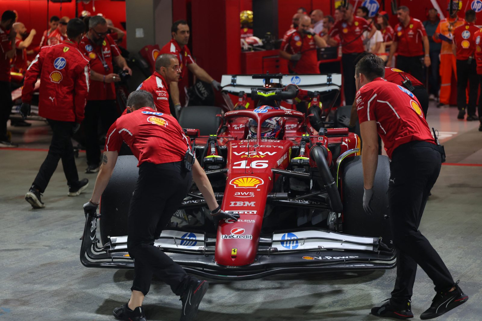 Ferrari admite decepção no Q3 de Singapura, mas minimiza: “Estamos 0s1 atrás da McLaren”