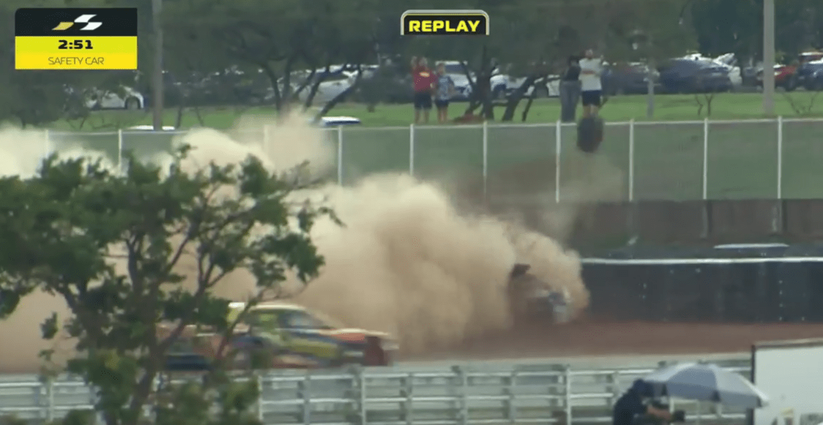 Roda se solta em forte acidente e dá susto em corrida sprint da Stock Car em Brasília