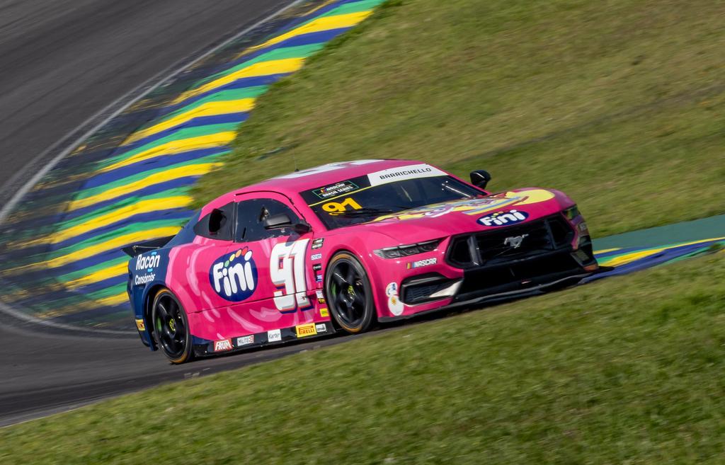 Dudu Barrichello celebra “sonho da vida” ao vencer com carro do pai em Interlagos