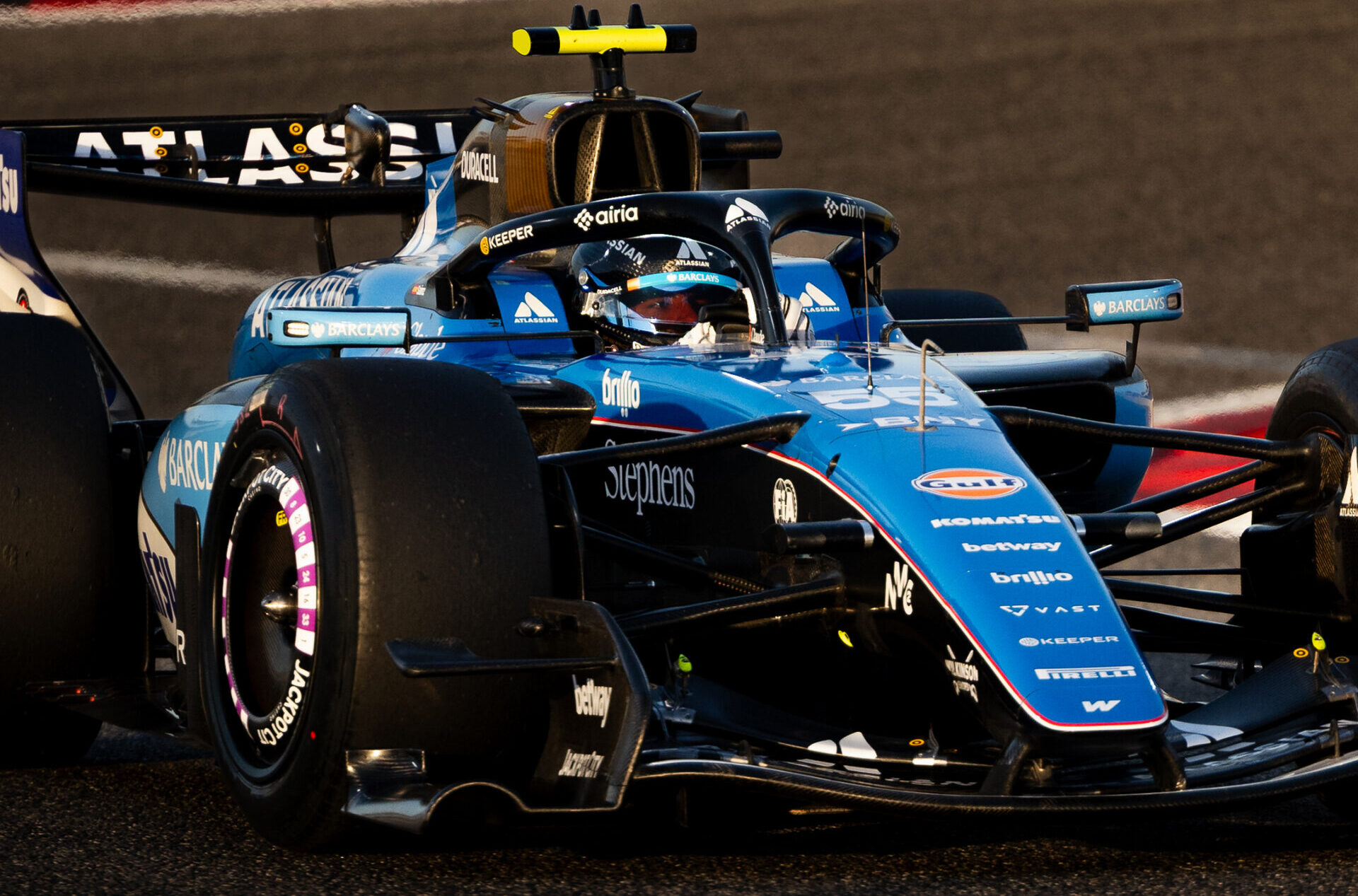 Sainz mantém cautela, mas vê evolução da Williams no Bahrein: “Mais satisfeito”