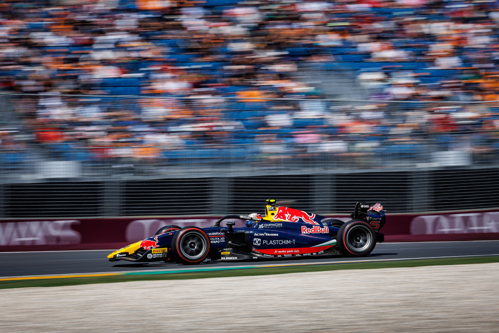 Tsolov evita caos e vence corrida principal da F2 na Austrália. Câmara é 2º