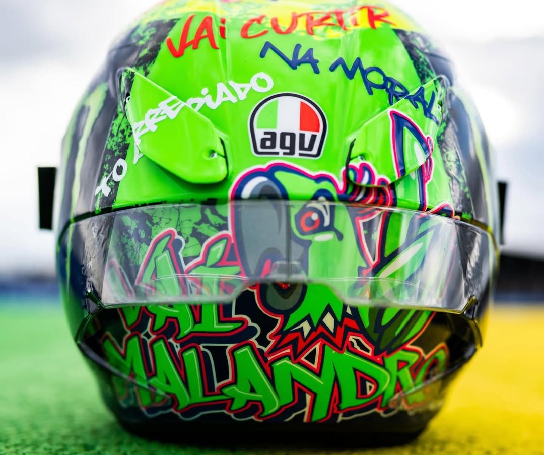 Morbidelli apresenta capacete com referência à Anitta para GP do Brasil de MotoGP
