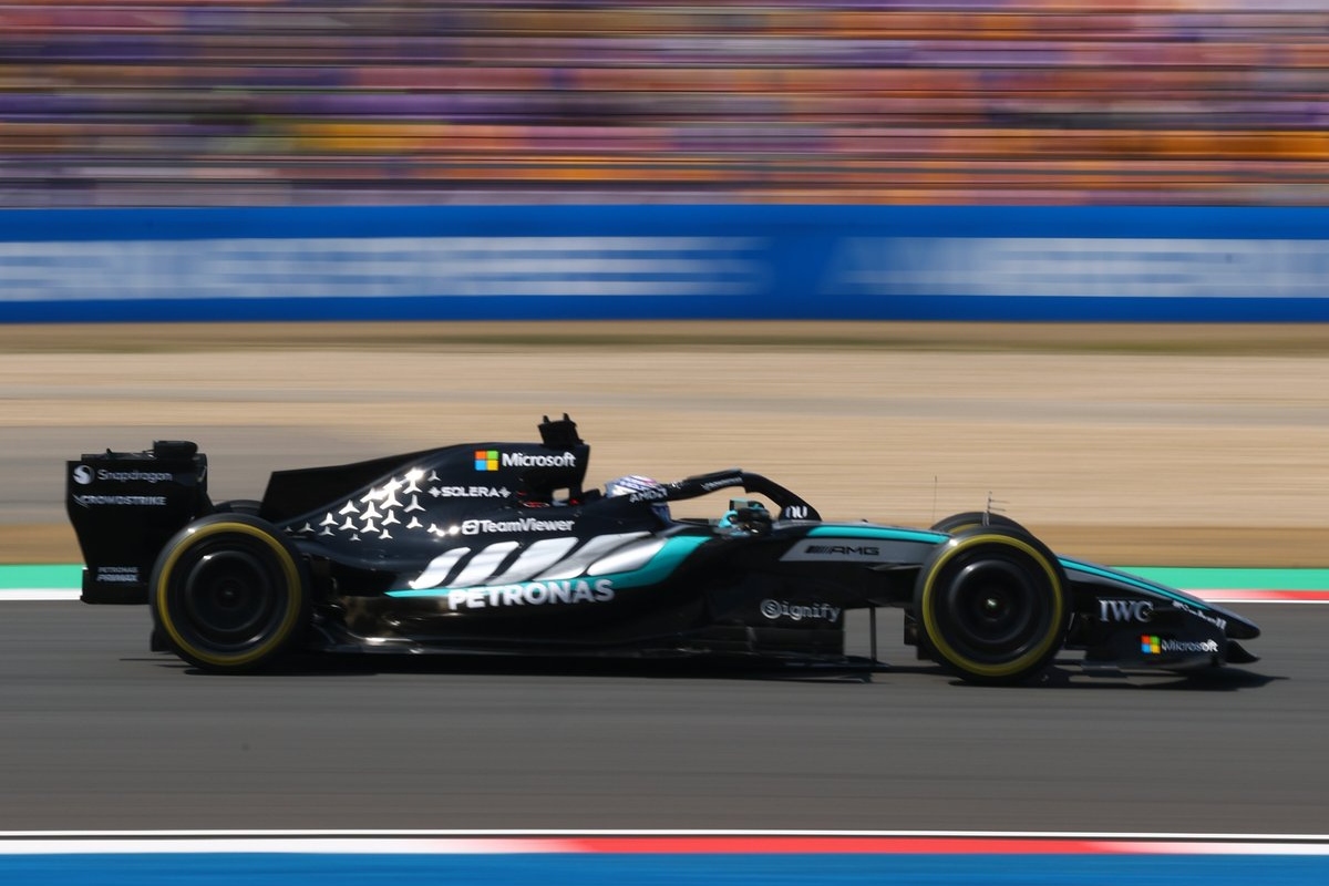 Russell tira onda e lidera TL1 com diferença assustadora entre Mercedes e Ferrari na China