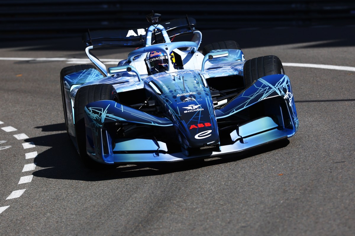 Coulthard guia carro Gen4 nas ruas de Mônaco em 1ª demonstração ao público