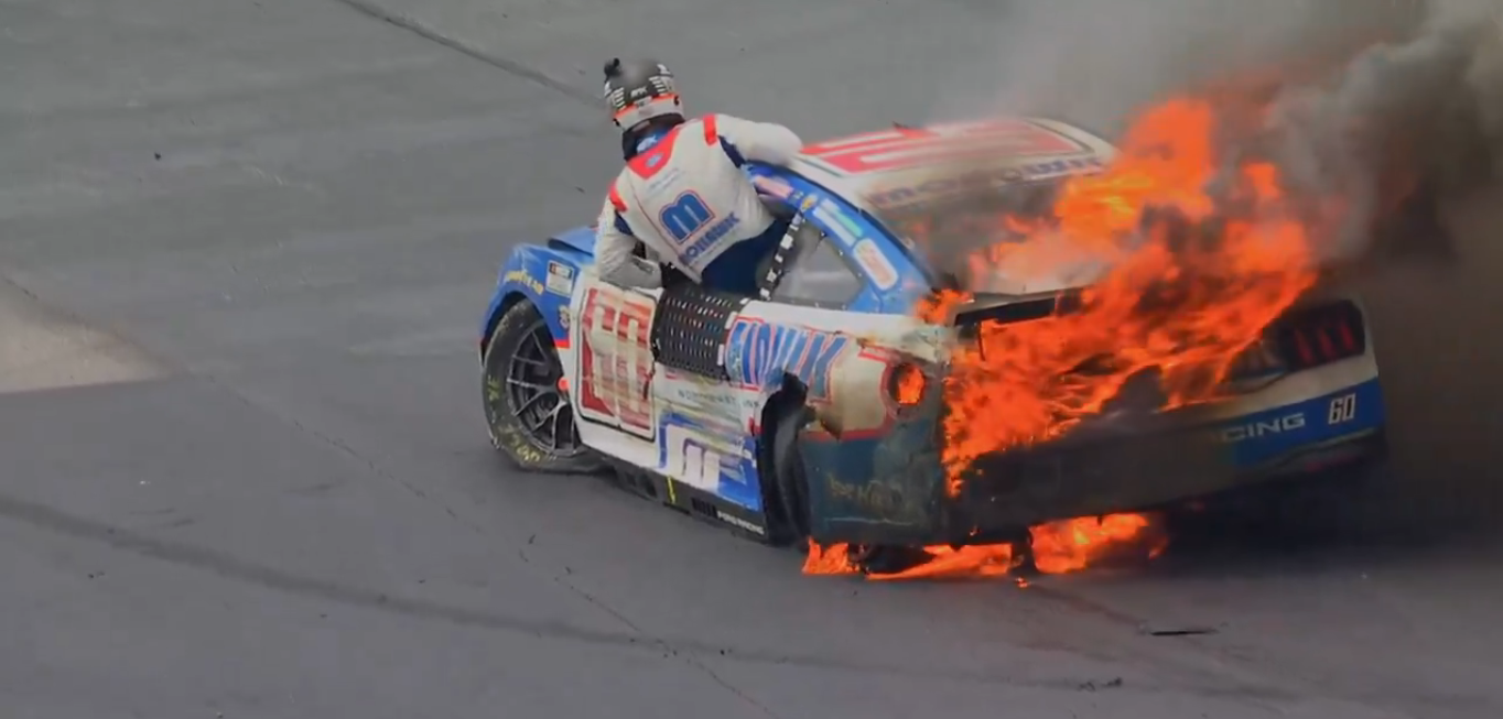 Preece bate e vê carro pegar fogo na primeira volta do All-Star Race da Nascar