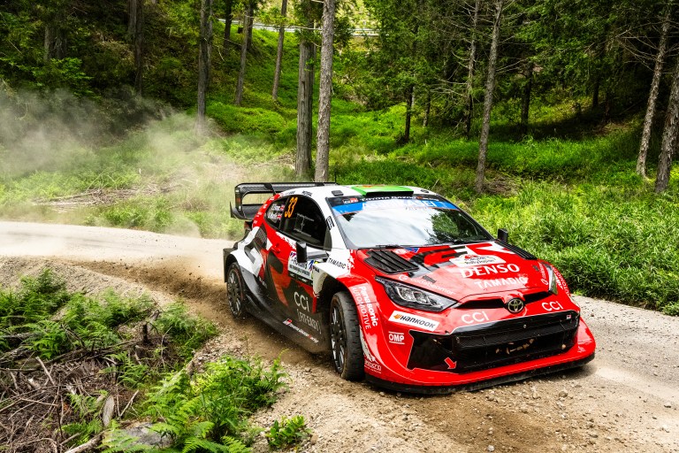 Evans confirma domínio, vence Rali do Japão pela 3ª vez e abre vantagem no WRC 2026