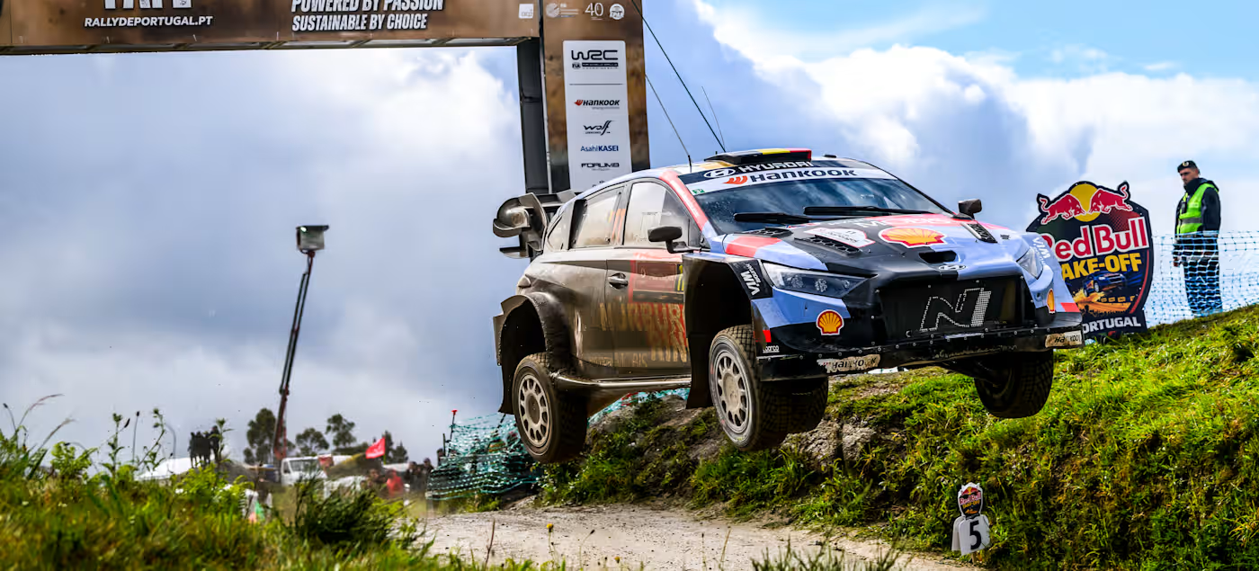 Neuville aproveita furo de pneu de Ogier e vence Rali de Portugal do WRC