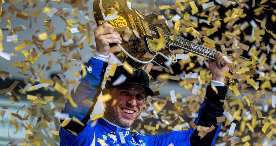 Hamlin supera punição, bate carteira de Bell e vence etapa da Nascar em Nashville