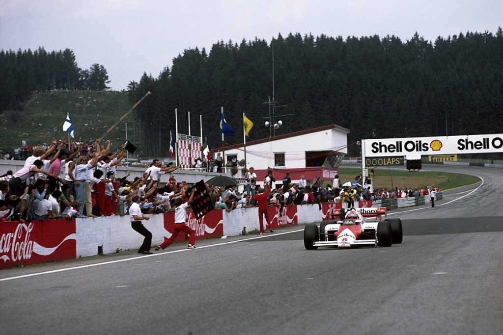 O GP da Áustria de 1984 ficou marcado como a única vitória de Niki Lauda correndo em casa. O triunfo, no entanto, teve um peso especial. Além de ter acontecido depois de superar problemas de câmbio, o austríaco assumiu a liderança do campeonato após o abandono do companheiro e rival Alain Prost e não perdeu mais a posição na tabela, conquistando o tricampeonato no fim daquele ano