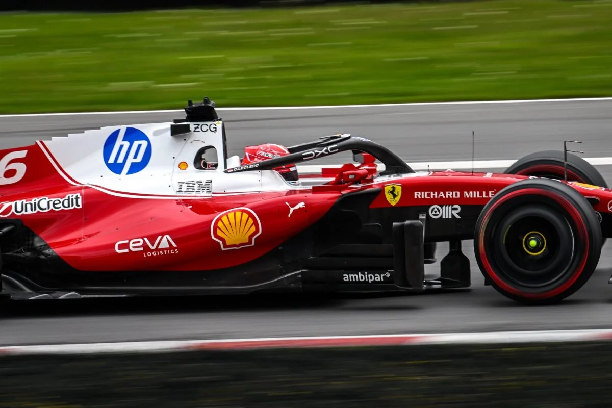 Alesi cita Schumacher e rejeita comparação “sem sentido” com Leclerc na Ferrari