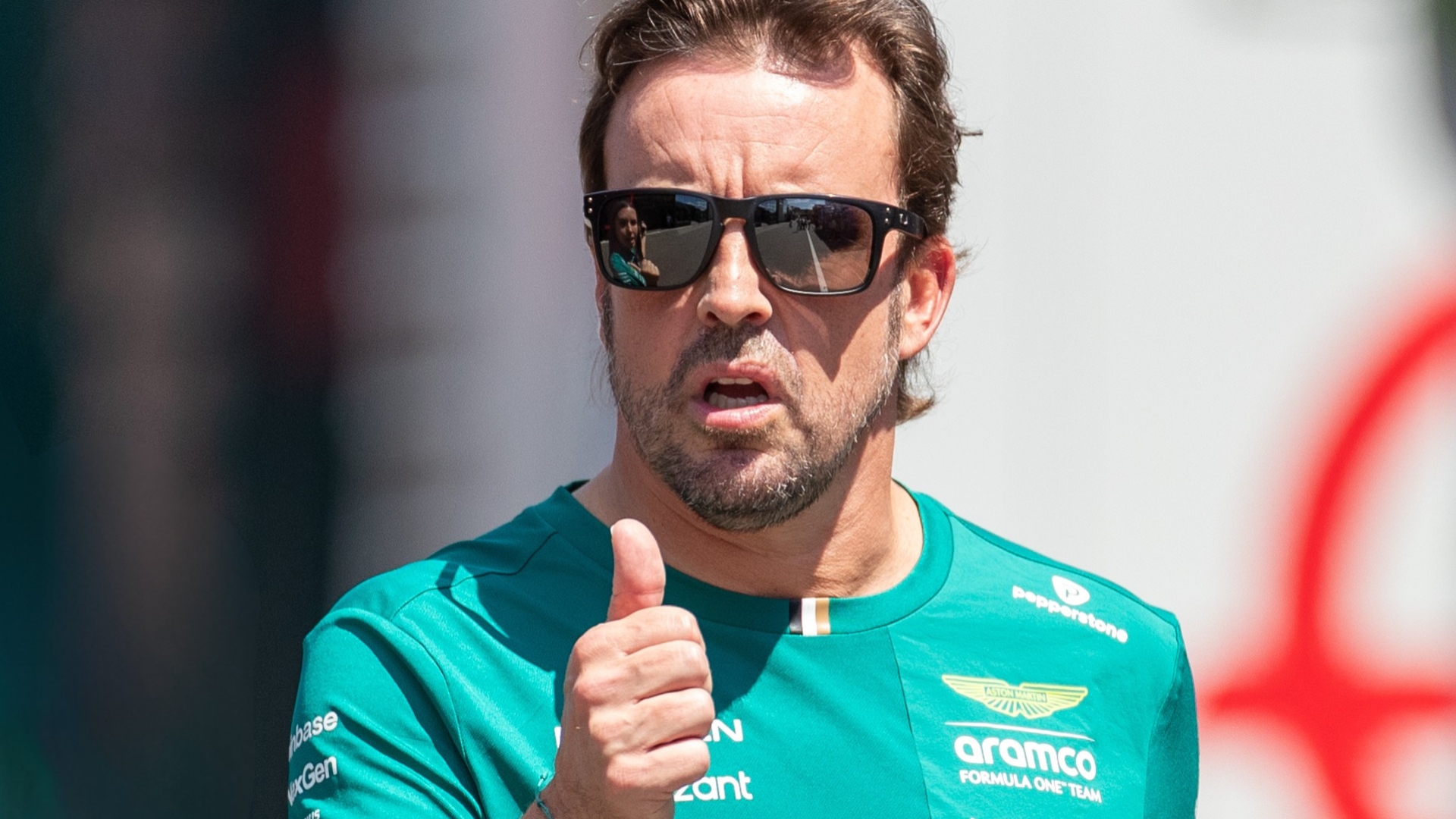 Alonso ironiza equipes por atualizações em 2026: “Devem ter máquina de dinheiro”