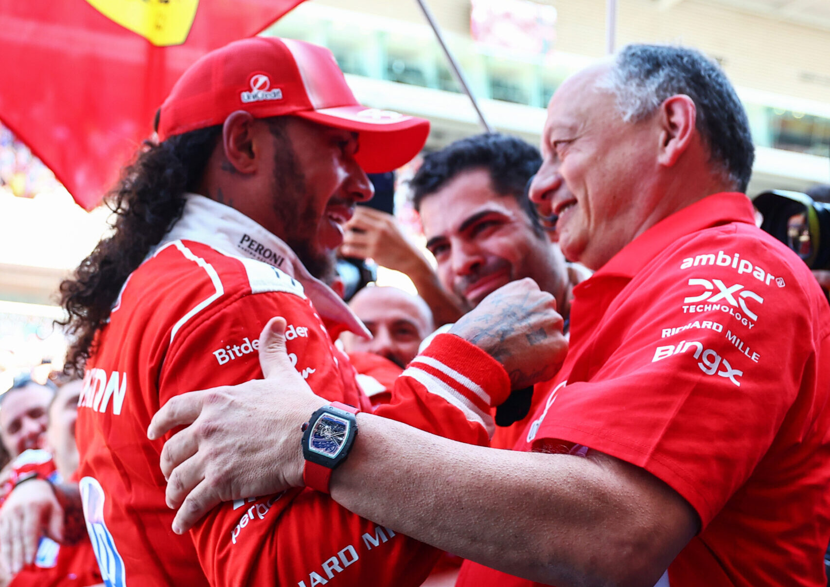 Chefe da Ferrari confirma permanência de Hamilton na temporada 2027 da F1