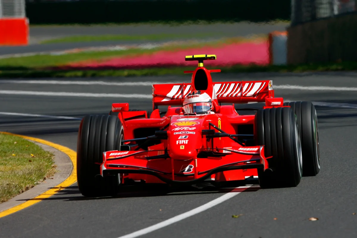 Kimi Raikkonen começou com tudo a passagem pela Ferrari. O título de 2007 começou pela vitória na estreia, em Melbourbe (Foto: F1)