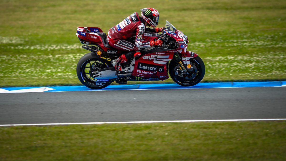 Ducati prevê “problema” com Bagnaia na Aprilia: “Vai ser engraçado tê-lo como rival”