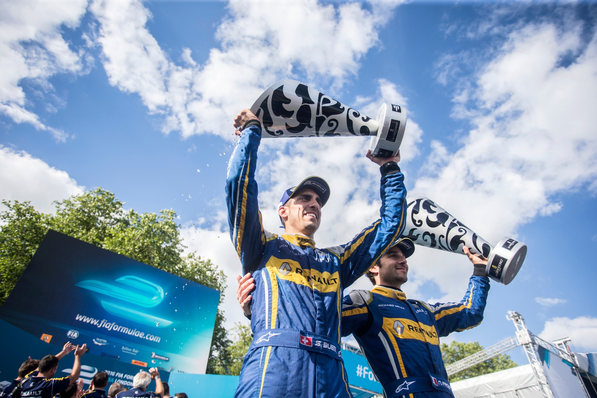 Na Garagem: Buemi resiste a batida maluca com Di Grassi e é campeão da Fórmula E