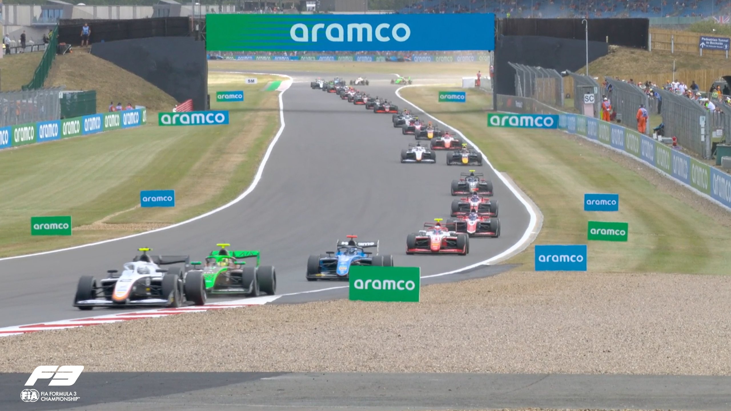 Ugochukwu passeia na sprint da Inglaterra e volta a vencer na F3 2026. Clerot é 20