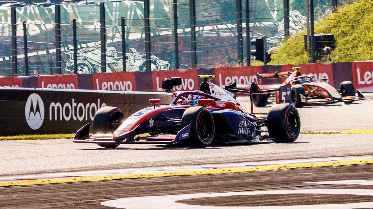 Slater supera exclusão em treino livre e crava pole da F3 na Inglaterra. Clerot é 21º