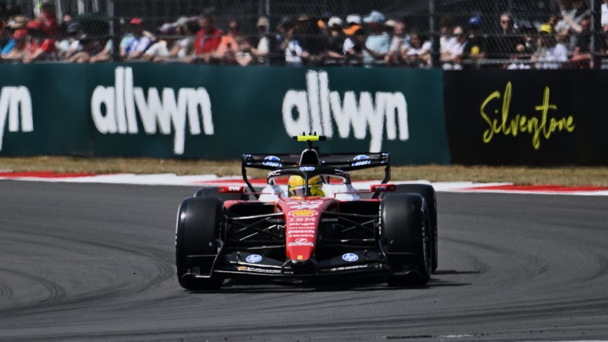 Hamilton voa em Silverstone e lidera treino livre do GP da Inglaterra. Bortoleto é 12º