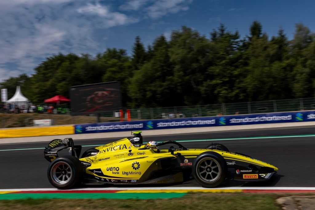 Dürksen espanta má fase e vence sprint da F2 na Bélgica. Câmara é 6º