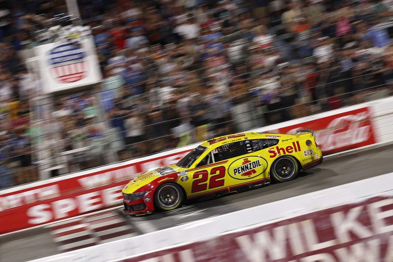 Logano domina corrida em North Wilkesboro e vence 1ª na temporada 2026 da Nascar